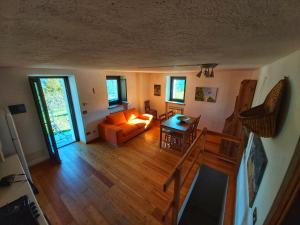 an overhead view of a living room with a couch and a table at Nido delle aquile in Cogne