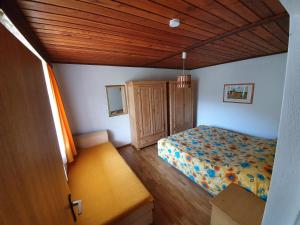 Rúm í herbergi á Appartements Amrusch