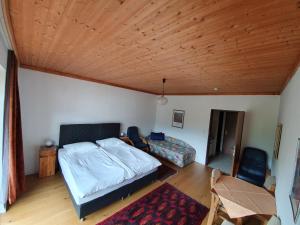 Rúm í herbergi á Appartements Amrusch