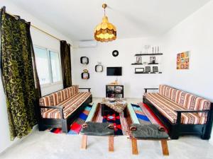 Sala de estar con 2 sofás y mesa en Un emplacement exceptionnel en Túnez