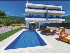 Bazén v ubytování NEW VILLA DAVID, WI-FI, IPTV, 5 bedrooms, 4 bathrooms nebo v jeho okolí