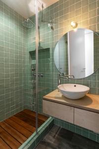 Bathroom sa Mare Cheia: Beach and Surf Apartment 2