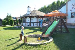 Ein Kinderspielbereich in der Unterkunft Jelen salaš