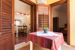 una mesa con un mantel en una habitación en B&B Via Roma en Marsala