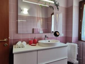 A bathroom at La Casa dell'Orologio Még 21 kép