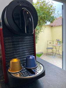 piec z trzema kapeluszami na górze w obiekcie Auszeit Vienna Wellness Apartment w Wiedniu