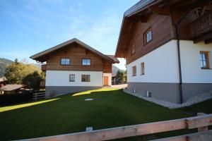 シュラートミンクにあるSki in/Ski out Chalets Tauernlodge by Schladming-Appartementsの緑の庭のある家