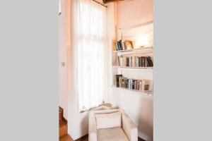 salon z krzesłem i oknem w obiekcie Villa Capannina w mieście Vico dʼArbia