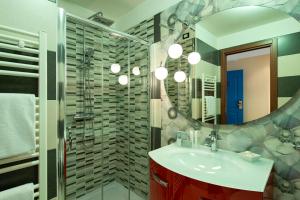 bagno con lavandino e specchio di Grand Hotel La Tonnara ad Amantea