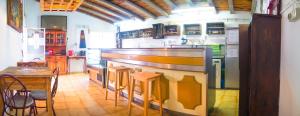 uma cozinha com um balcão, uma mesa e cadeiras em RIA Terrace em Faro