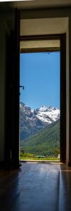 eine offene Tür mit Blick auf einen schneebedeckten Berg in der Unterkunft Nido delle aquile in Cogne