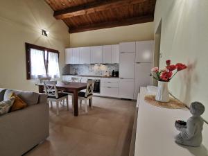 A kitchen or kitchenette at La Casa dell'Orologio