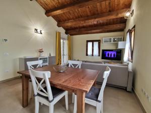 A television and/or entertainment centre at La Casa dell'Orologio