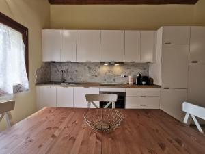 A kitchen or kitchenette at La Casa dell'Orologio
