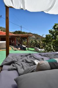 ベガ・デ・サン・マテオにあるViuter Rural Cave House El Refugio de Miguelの家の前のベッドに敷く毛布