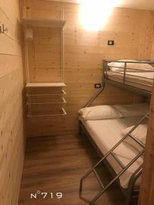 En eller flere køyesenger på et rom på House Cervinia Apartments