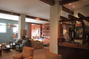 uma sala de estar com mobiliário e uma lareira em Hotel Boutique Moli El Canyisset em La Font D´En Carròs