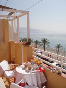 stół na balkonie z widokiem na plażę w obiekcie HOSTAL COSTA SOL w mieście Castell de Ferro