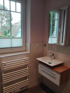 baño con lavabo y ventana en Finnhütte Bernstein, en Gager