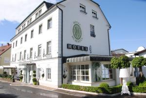 ein weißes Gebäude mit einem Schild auf der Vorderseite in der Unterkunft Hotel Hubertus in Söchau