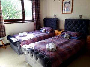 sypialnia z 2 łóżkami i kanapą w obiekcie Celicall w mieście Ballater