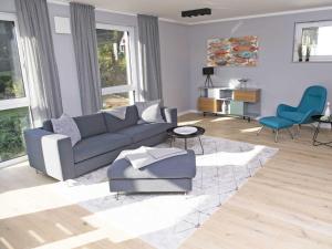 Ein Sitzbereich in der Unterkunft Haus Königsstuhl in Sellin - Penthouse mit Kamin und Balkon