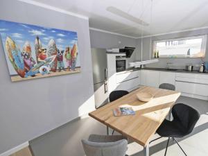 Küche/Küchenzeile in der Unterkunft Haus Königsstuhl in Sellin - Penthouse mit Kamin und Balkon