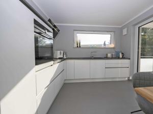Küche/Küchenzeile in der Unterkunft Haus Königsstuhl in Sellin - Penthouse mit Kamin und Balkon