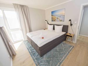 Ein Bett oder Betten in einem Zimmer der Unterkunft Haus Königsstuhl in Sellin - Penthouse mit Kamin und Balkon
