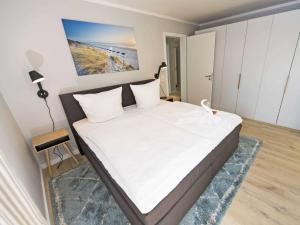 Ein Bett oder Betten in einem Zimmer der Unterkunft Haus Königsstuhl in Sellin - Penthouse mit Kamin und Balkon
