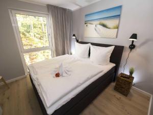 Ein Bett oder Betten in einem Zimmer der Unterkunft Haus Königsstuhl in Sellin - Penthouse mit Kamin und Balkon