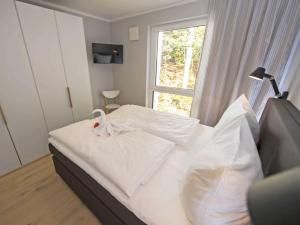 Ein Bett oder Betten in einem Zimmer der Unterkunft Haus Königsstuhl in Sellin - Penthouse mit Kamin und Balkon