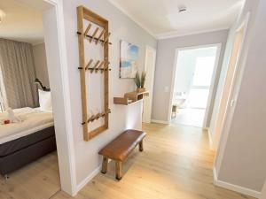 Ein Bett oder Betten in einem Zimmer der Unterkunft Haus Königsstuhl in Sellin - Penthouse mit Kamin und Balkon