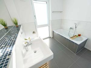 Ein Badezimmer in der Unterkunft Haus Königsstuhl in Sellin - Penthouse mit Kamin und Balkon