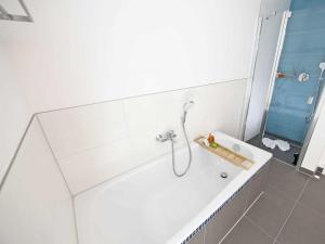 Ein Badezimmer in der Unterkunft Haus Königsstuhl in Sellin - Penthouse mit Kamin und Balkon