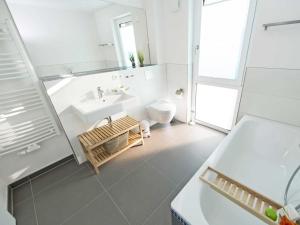 Ein Badezimmer in der Unterkunft Haus Königsstuhl in Sellin - Penthouse mit Kamin und Balkon
