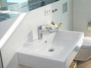 Ein Badezimmer in der Unterkunft Haus Königsstuhl in Sellin - Penthouse mit Kamin und Balkon