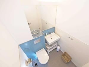 Ein Badezimmer in der Unterkunft Haus Königsstuhl in Sellin - Penthouse mit Kamin und Balkon