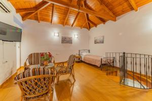 Embrósneros的住宿－Villa Areti - Traditional Cozy Villa，客厅配有床和桌椅