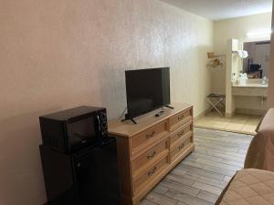 TV in/ali zabaviščno središče v nastanitvi Super Inn