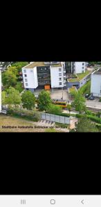 une vue d'un bâtiment avec un parking et des arbres dans l'établissement IM SI-CENTRUM 1 ZIMMER APART#MUSICAL#MESSE#Flughafen, à Stuttgart