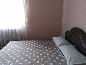 Schlafzimmer mit einem Bett mit einer Polka-Dot-Matratze in der Unterkunft Apartament on Komarova 29 вулиця Комарова 29 in Kropywnyzkyj