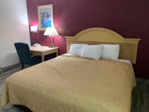 Cette chambre dispose d'un lit, d'un bureau et d'un lit sidx sidx sidx. dans l'établissement Super Inn, à Tillmans Corner