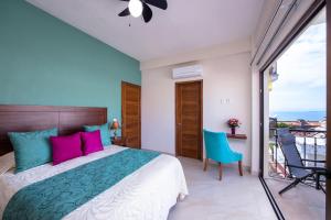 um quarto com uma cama e uma varanda em NISE em Puerto Vallarta