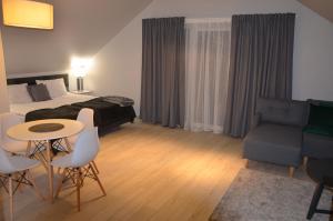 une chambre d'hôtel avec un lit, une table et des chaises dans l'établissement Czarna Góra Haven, à Sienna