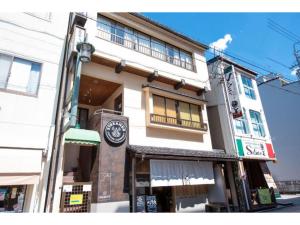 een gebouw met een klok vooraan bij BEYOND HOTEL Takayama 2nd - Vacation STAY 82239 in Takayama