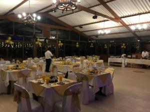 ห้องอาหารหรือที่รับประทานอาหารของ Hotel Cabañas San Cayetano