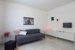 sala de estar con sofá y TV en Lake Front 138, en Porto Ceresio