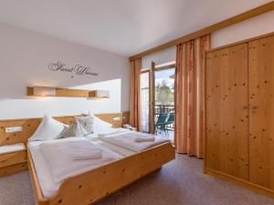 A bed or beds in a room at Hotel Gänsleit