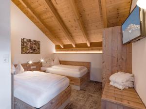A bed or beds in a room at Hotel Gänsleit